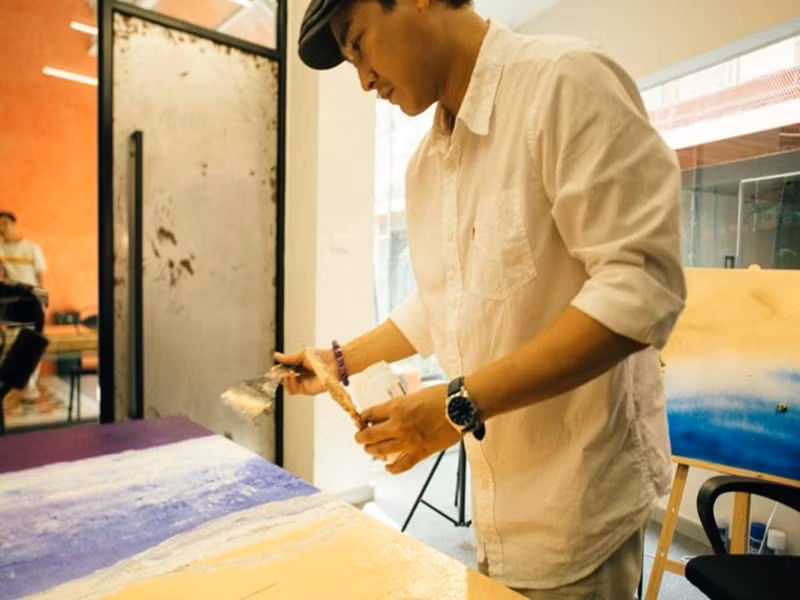 Ban đầu Hứa Vĩ Văn đem đấu giá tranh qua mạng xã hội để làm từ thiện. Sau đó, anh mạnh dạn làm triển lãm tranh. Ảnh: An ninh thủ đô