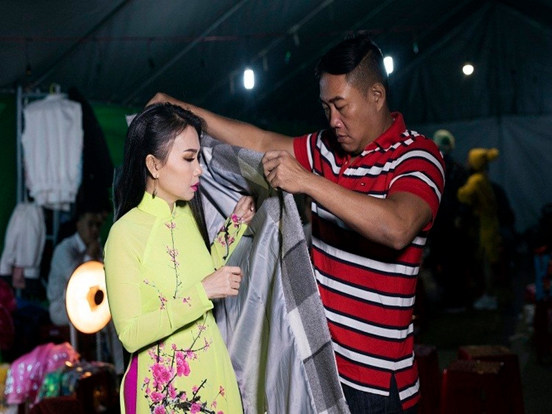 Anh chăm sóc Cẩm Ly mỗi khi đưa cô đi diễn. Ảnh: Kiếng Cận