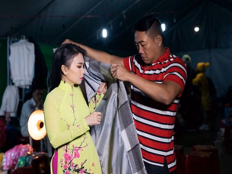 Anh chăm sóc Cẩm Ly mỗi khi đưa cô đi diễn. Ảnh: Kiếng Cận