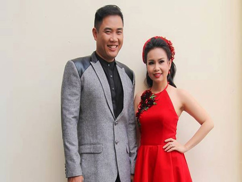 Bận rộn với nhiều vai trò, nhạc sĩ Minh Vy vẫn hộ tống Cẩm Ly đi diễn. Ảnh: FBNV