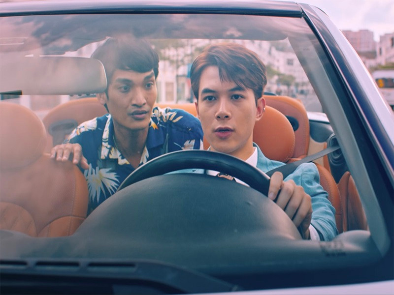 Trong đoạn video được ê-kíp công bố, độ đôi “lầy và “lừa” Tú (Anh Tú) và Khoa (Mạc Văn Khoa) đi tìm những “con mồi” nhẹ dạ, cả tin từ những nơi đầy sang chảnh. Nếu Tú với vẻ ngoài thu hút, chỉ cần một cái nháy mắt đã làm biết bao thiếu nữ say nắng, Khoa mang đến sự tương phản: “Nhan sắc có hạn, thủ đoạn vô biên” bằng những màn đánh lạc hướng giúp đồng đội thuận lợi hoàn thành phi vụ. Tiếp đó, bộ đôi lật mặt 180 độ, Khoa trở nên lịch lãm và Tú đánh son, ăn mặc bóng bẩy. Ảnh: Người đưa tin