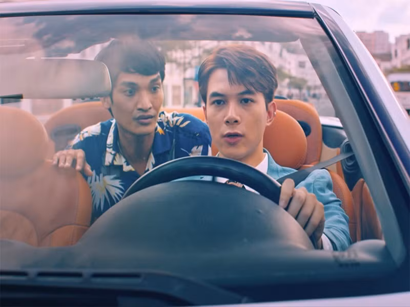 Trong đoạn video được ê-kíp công bố, độ đôi “lầy và “lừa” Tú (Anh Tú) và Khoa (Mạc Văn Khoa) đi tìm những “con mồi” nhẹ dạ, cả tin từ những nơi đầy sang chảnh. Nếu Tú với vẻ ngoài thu hút, chỉ cần một cái nháy mắt đã làm biết bao thiếu nữ say nắng, Khoa mang đến sự tương phản: “Nhan sắc có hạn, thủ đoạn vô biên” bằng những màn đánh lạc hướng giúp đồng đội thuận lợi hoàn thành phi vụ. Tiếp đó, bộ đôi lật mặt 180 độ, Khoa trở nên lịch lãm và Tú đánh son, ăn mặc bóng bẩy. Ảnh: Người đưa tin