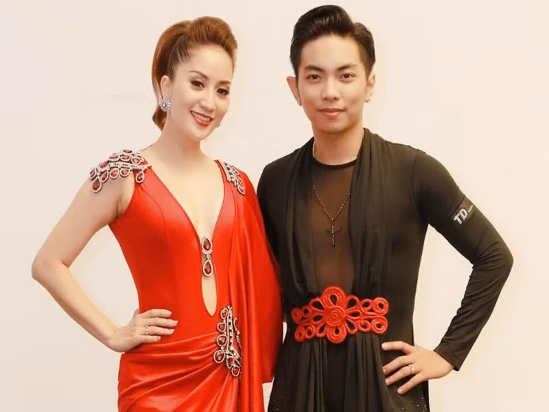 Khánh Thi sinh con trai đầu lòng năm 2015 và con gái thứ 2 năm 2018. Sau sinh, cô rơi vào trạng thái trầm cảm trong khoảng 1 năm.