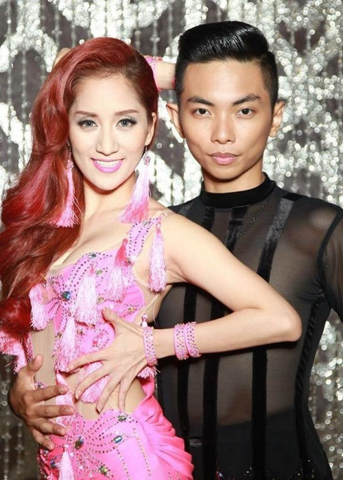 Khánh Thi và Phan Hiển từng chia tay. Đến khi vừa quay lại, Khánh Thi mang bầu con đầu lòng. Theo lời Phan Hiển, khi gia đình hai bên biết chuyện, mẹ Khánh Thi không phản đối, cha Phan Hiển không phản đối nhưng cũng không đồng tình.