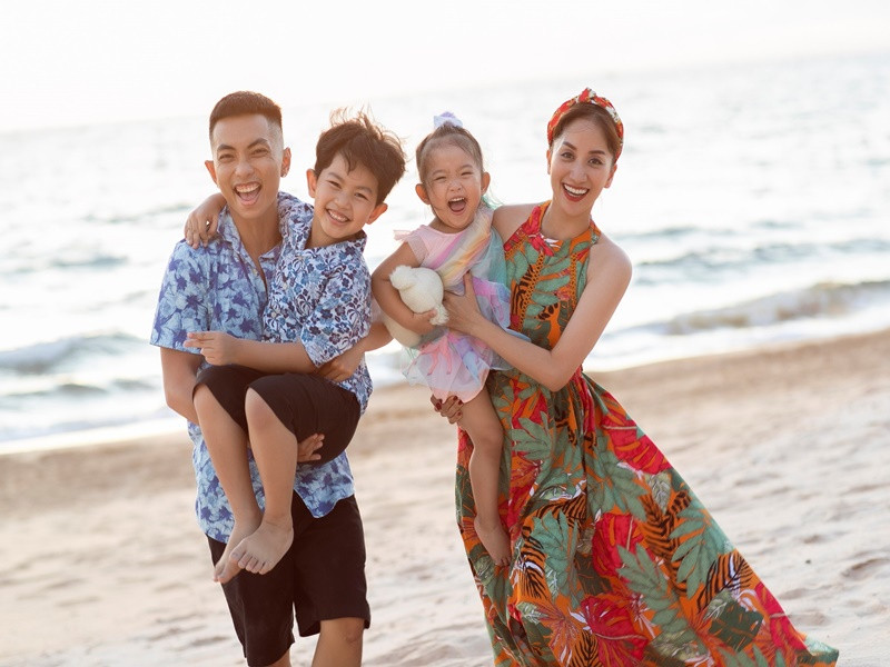 Để giữ hạnh phúc với Khánh Thi, Phan Hiển học cách làm cha, học cách thích nghi hoàn cảnh. “Lúc đó, tôi hỏi bạn bè xung quanh để nhận sự tư vấn đồng thời luôn bình tĩnh, đồng hành cùng nàng, chấp nhận bỏ qua tất cả lỗi nhỏ của nàng”, anh trải lòng.