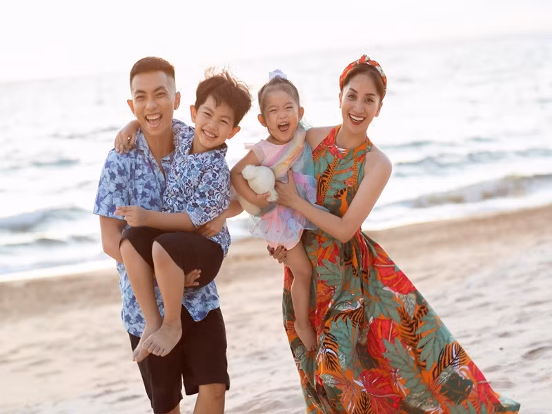 Để giữ hạnh phúc với Khánh Thi, Phan Hiển học cách làm cha, học cách thích nghi hoàn cảnh. “Lúc đó, tôi hỏi bạn bè xung quanh để nhận sự tư vấn đồng thời luôn bình tĩnh, đồng hành cùng nàng, chấp nhận bỏ qua tất cả lỗi nhỏ của nàng”, anh trải lòng.