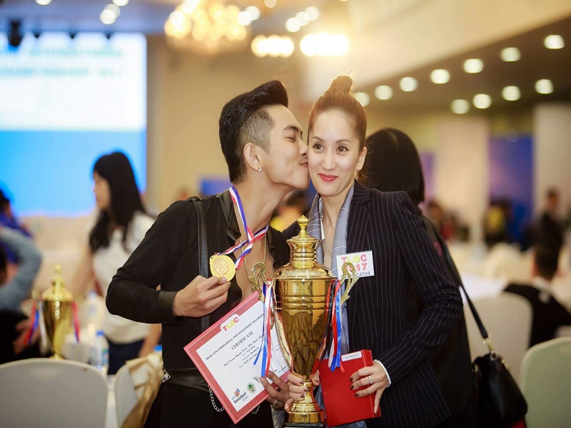 Còn Phan Hiển chia sẻ, khi Khánh Thi bị trầm cảm, anh rơi vào trạng thái bị điên. “Thời điểm Thi trầm cảm, Thi như một người khác hoàn toàn, trong khi Hiển còn quá trẻ, 22 tuổi có con thì phải làm sao? Cưới không được vì gia đình không chấp nhận. Ở cạnh nhau không xong vì mình không có kinh tế. Lúc đó, phải nói đúng là tôi bị điên, luôn rơi vào trạng thái bị điên”, anh nói.