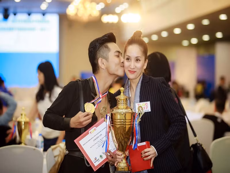 Còn Phan Hiển chia sẻ, khi Khánh Thi bị trầm cảm, anh rơi vào trạng thái bị điên. “Thời điểm Thi trầm cảm, Thi như một người khác hoàn toàn, trong khi Hiển còn quá trẻ, 22 tuổi có con thì phải làm sao? Cưới không được vì gia đình không chấp nhận. Ở cạnh nhau không xong vì mình không có kinh tế. Lúc đó, phải nói đúng là tôi bị điên, luôn rơi vào trạng thái bị điên”, anh nói.