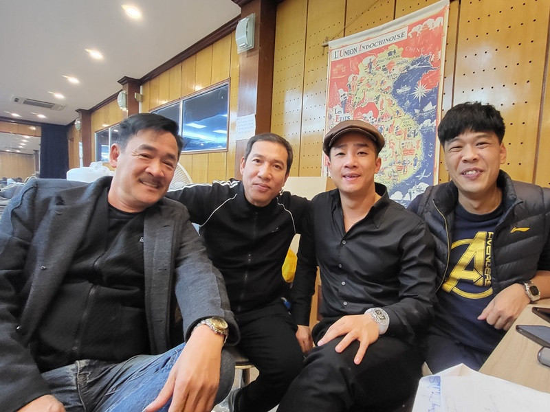 Mới đây, nghệ sĩ Thanh Dương (ngoài cùng bên trái) khoe một số bức ảnh ở hậu trường tập luyện Táo Quân 2023.