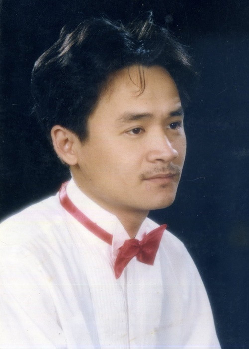 Theo Khỏe và đẹp, sau khi tốt nghiệp trường Cao đẳng văn hóa Nghệ thuật Khánh Hòa, anh về công tác tại đoàn kịch trẻ Khánh Hòa. Năm 1989, nghệ sĩ Thanh Dương đầu quân cho Nhà hát kịch Tuổi trẻ Việt Nam và công tác tại đây từ đó đến nay.