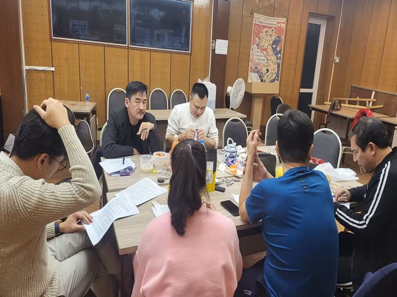 Nam nghệ sĩ viết trên trang cá nhân: “Trong một rổ Táo quen xuất hiện một quả Táo lạ. Kỷ niệm năm thứ 20 của chương trình Gặp nhau cuối năm, thay mặt họ nhà Táo xin chúc bách gia trăm họ vạn sự như ý”.