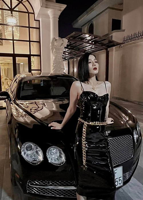 Ngoài ở biệt thự, cô còn đi xe sang. Các mẫu xe của nữ ca sĩ có giá trị vài tỷ đến hàng chục tỷ đồng. Ảnh: FBNV