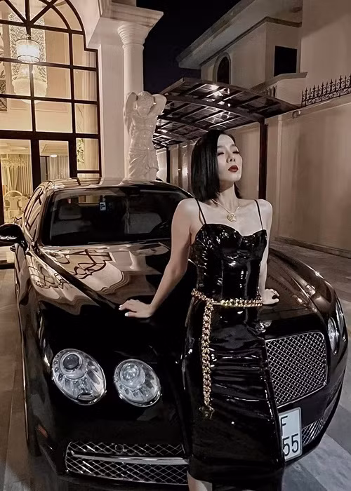 Ngoài ở biệt thự, cô còn đi xe sang. Các mẫu xe của nữ ca sĩ có giá trị vài tỷ đến hàng chục tỷ đồng. Ảnh: FBNV
