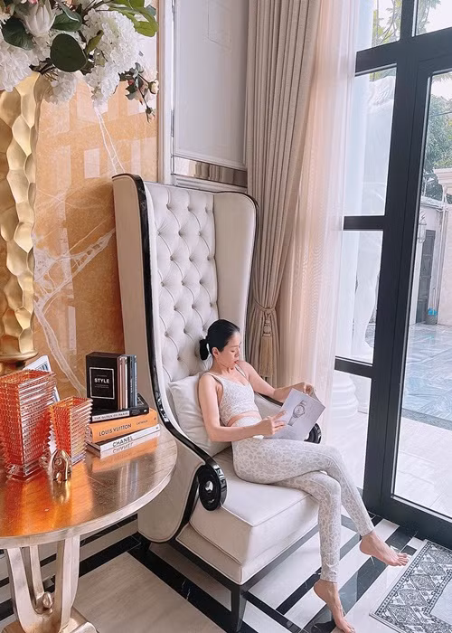 Không chỉ ăn mặc sang trọng, Lệ Quyên còn ở biệt thự. Ảnh: FBNV