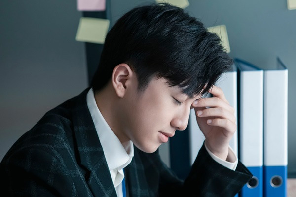 Báo tin thất nghiệp, vợ liền đưa ra một chiếc hộp đầy vàng Bao tin that nghiep, vo lien dua ra mot chiec hop day vang