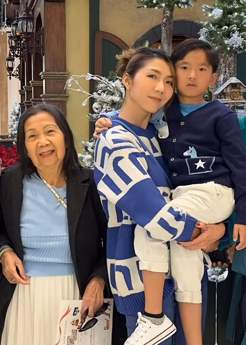 Ngọc Quyên được mẹ đẻ hỗ trợ việc chăm sóc con.