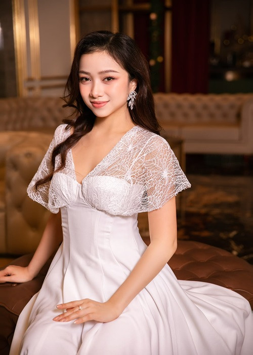 Cô còn du học ngành Quản lý giải trí và Tổ chức sự kiện tại Đại học NHL Stenden sau khi đoạt học bổng của chính phủ Hà Lan.