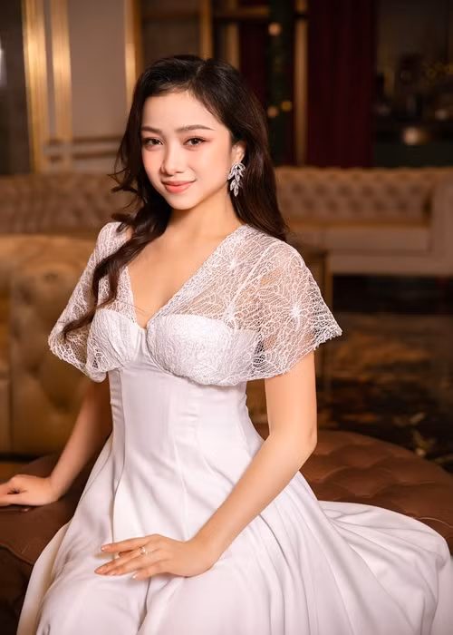 Cô còn du học ngành Quản lý giải trí và Tổ chức sự kiện tại Đại học NHL Stenden sau khi đoạt học bổng của chính phủ Hà Lan.