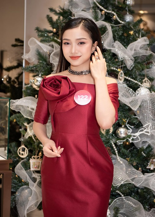 Cô giao tiếp tiếng Anh thành thạo với điểm IELTS 8.0. Ngoài ra, người đẹp còn giao tiếp tốt tiếng Tây Ban Nha, có thể nói tiếng Hàn, tiếng Trung.