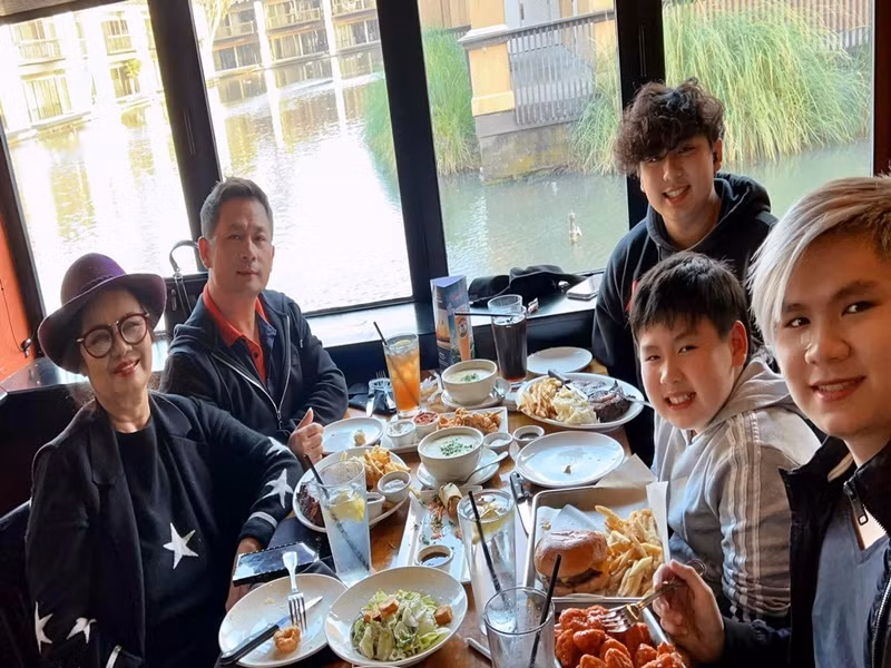 3 con trai của Bằng Kiều và vợ cũ Trizzie Phương Trinh ở Mỹ nên anh chạy qua chạy lại giữa Mỹ và Việt Nam để lo cho cả 4 con cũng như mẹ ruột. Ảnh: FBNV