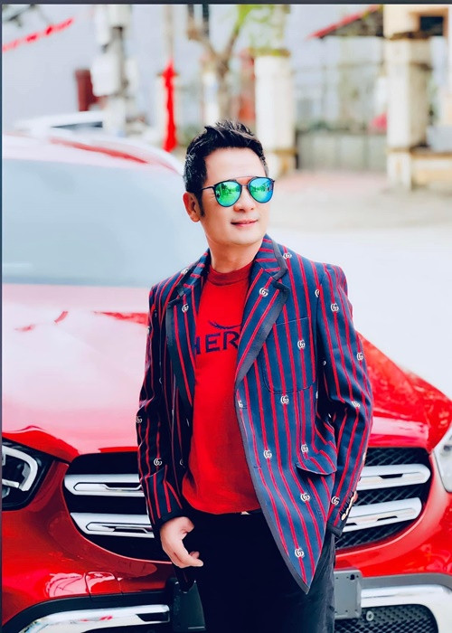 “Bạn gái mới của Bằng Kiều ngoan hiền, giỏi, tinh tế, không hoạt động showbiz. Bằng Kiều không ngại khoe tình mới nhưng bạn gái thì có vẻ hơi ngại. Họ đang rất hạnh phúc và có cuộc sống viên mãn”, nguồn tin chia sẻ với Arttimes. Ảnh: FBNV