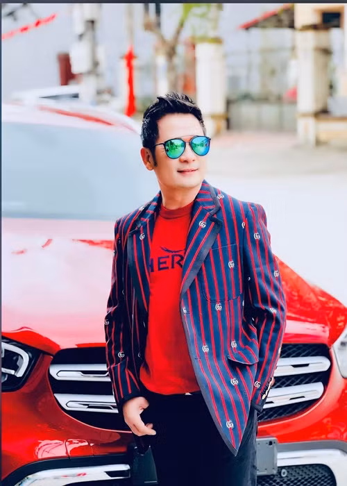 “Bạn gái mới của Bằng Kiều ngoan hiền, giỏi, tinh tế, không hoạt động showbiz. Bằng Kiều không ngại khoe tình mới nhưng bạn gái thì có vẻ hơi ngại. Họ đang rất hạnh phúc và có cuộc sống viên mãn”, nguồn tin chia sẻ với Arttimes. Ảnh: FBNV