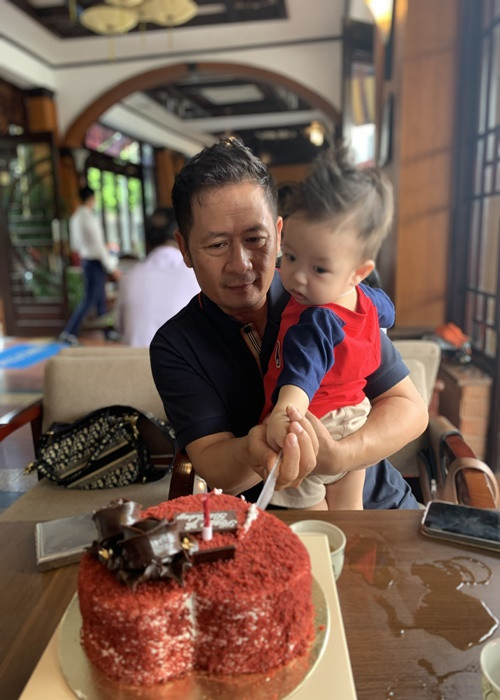 Vì bé Benly mới một tuổi, Bằng Kiều chưa tính đến việc sau này cho con út sang Mỹ học tập để có môi trường tốt hơn hay để bé ở Việt Nam. Anh chỉ nghĩ đơn giản, con còn bé, việc quan trọng nhất bây giờ là ăn uống, ngủ nghỉ, vui chơi. Ngoài giờ đi diễn, Bằng Kiều thích chơi với con và chăm con. Ảnh: Vietnamnet