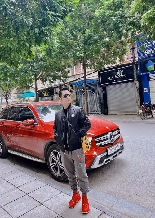 Hiện tại, Bằng Kiều cũng hạnh phúc bên nửa kia của mình. Về danh tính lẫn hình ảnh bạn gái, nam ca sĩ giữ kín. Ảnh: FBNV