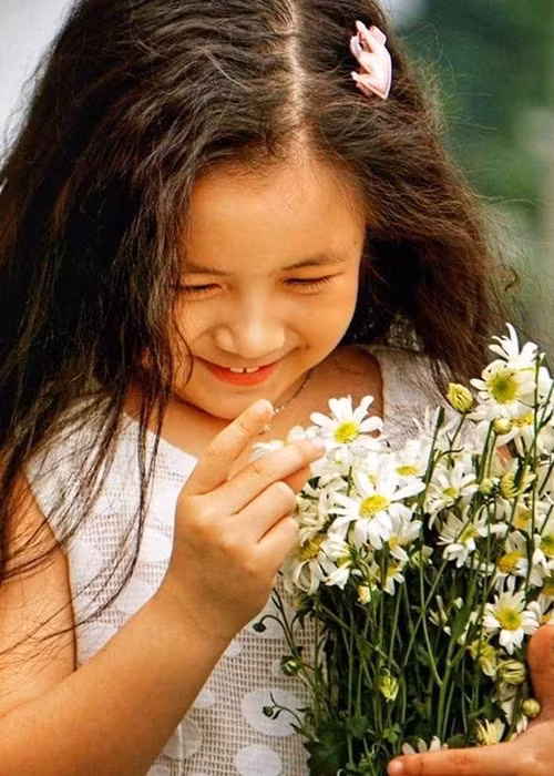 Diễn viên nhí này nhận không ít giải thưởng. Năm 2019, Ngân Chi đoạt giải Diễn viên nhỏ tuổi triển vọng tại Liên hoan kịch nói toàn quốc với vai Hồng Hoa trong vở “Thiên thần nhỏ của tôi”. Ảnh: FBNV