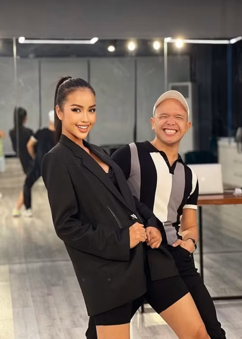 Ngọc Châu được người thầy Carlos - người cùng Hoa hậu Hoàn vũ Thế giới 2018 - Catriona Gray tạo nên thương hiệu Lava Walk, truyền đạt những kiến thức, kỹ năng bổ ích để tạo nên thương hiệu cá nhân trên sàn diễn Hoa hậu Hoàn vũ Thế giới. Ảnh: Thế giới điện ảnh