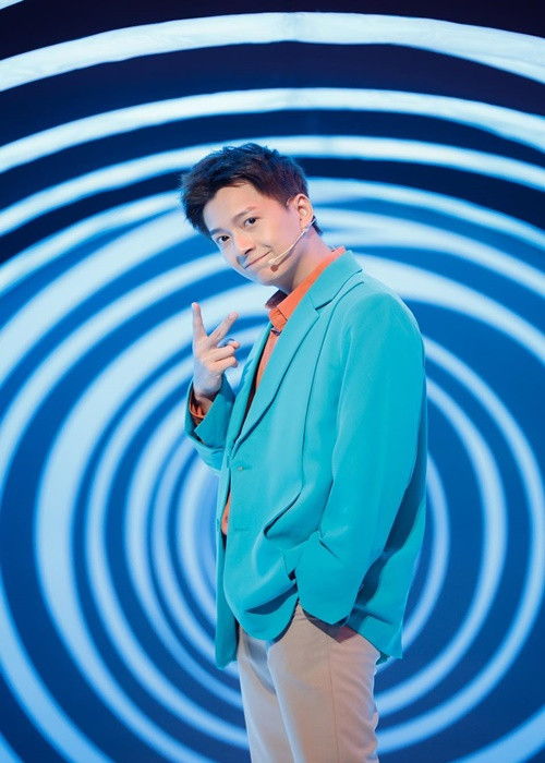 Cát-sê của Ngô Kiến Huy không hề nhỏ. Ninh Dương Lan Ngọc từng chia sẻ, nam ca sĩ được trả 50 triệu/một show, có lúc lên tới 100 triệu, một ngày có thể quay được 20 show. Theo lời hot girl Sam, Ngô Kiến Huy kinh doanh mát tay. Ảnh: FBNV