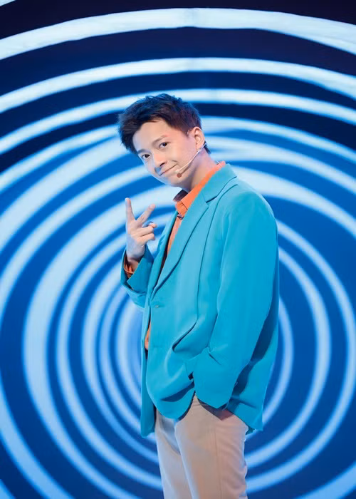 Cát-sê của Ngô Kiến Huy không hề nhỏ. Ninh Dương Lan Ngọc từng chia sẻ, nam ca sĩ được trả 50 triệu/một show, có lúc lên tới 100 triệu, một ngày có thể quay được 20 show. Theo lời hot girl Sam, Ngô Kiến Huy kinh doanh mát tay. Ảnh: FBNV