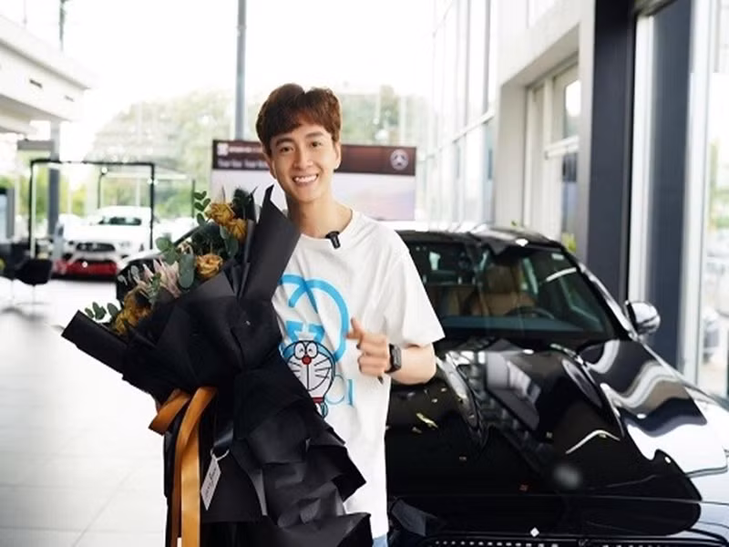 Năm 2021, Ngô Kiến Huy chi 3 tỷ để tậu chiếc Mercedes màu đen. Ảnh: Lao động
