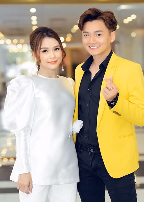 Sam từng vướng tin đồn hẹn hò với Ngô Kiến Huy. Tuy nhiên, cô cho biết, Ngô Kiến Huy là một người bạn và một người đồng nghiệp tốt. Khoảng nhiều năm trước, Sam đóng chung với nam ca sĩ trong MV “Giả vờ yêu”. Vài năm trở lại đây, Sam và Ngô Kiến Huy thường xuyên xuất hiện cùng nhau vì công việc. Ảnh: Hoa học trò