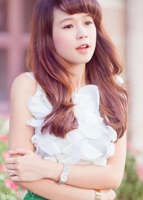 Mãi đến năm 2015, Sam mới đính chính về hình ảnh mặc váy cưới. “Đó không phải là đám cưới của tôi mà là tôi chụp cho một nhãn hàng”, hot girl chia sẻ trên Zing. Ảnh: FBNV