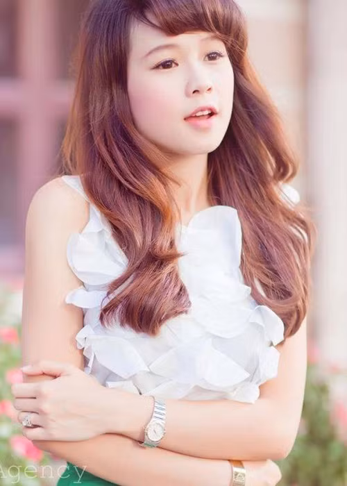 Mãi đến năm 2015, Sam mới đính chính về hình ảnh mặc váy cưới. “Đó không phải là đám cưới của tôi mà là tôi chụp cho một nhãn hàng”, hot girl chia sẻ trên Zing. Ảnh: FBNV