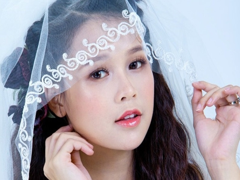 Cách đây 11 năm, vì đăng tải hình ảnh mặc váy cưới kèm status úp mở: “Chọn váy cưới nào, nhà hàng nào tốt nhất”, Sam khiến cư dân mạng đoán già đoán non về một đám cưới không xa của người đẹp này. Ảnh: Khám phá