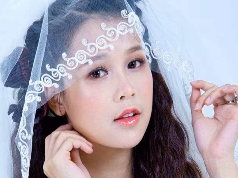 Cách đây 11 năm, vì đăng tải hình ảnh mặc váy cưới kèm status úp mở: “Chọn váy cưới nào, nhà hàng nào tốt nhất”, Sam khiến cư dân mạng đoán già đoán non về một đám cưới không xa của người đẹp này. Ảnh: Khám phá