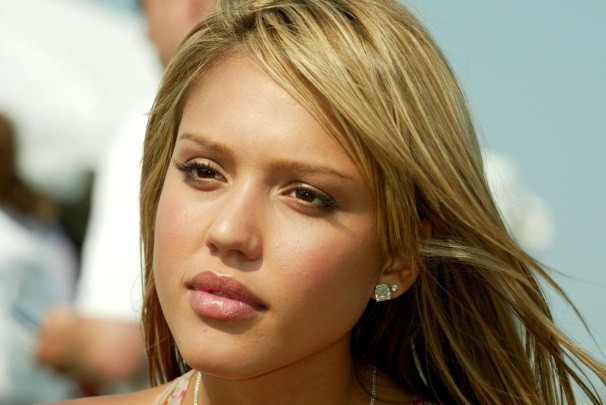 Trong những năm gần đây, Jessica Alba ít tham gia đóng phim. Tuy nhiên, người đẹp kinh doanh mỹ phẩm thiên nhiên khá thành công. Cô cũng có một gia đình hạnh phúc với cuộc hôn nhân kéo dài 13 năm cùng chồng và ba người con.