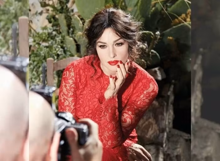 Người đẹp không bao giờ từ chối màu son môi đỏ. “Để tô môi, đặc biệt là môi đầy đặn như của tôi, cần màu son đỏ đậm. Bạn sẽ thể hiện rằng bạn không ngại thu hút sự chú ý về mình, thể hiện sức mạnh nữ tính của bạn. Đôi môi được tô vẽ rực rỡ chắc chắn là một thách thức, một sự khiêu khích!”, Monica Bellucci chia sẻ.