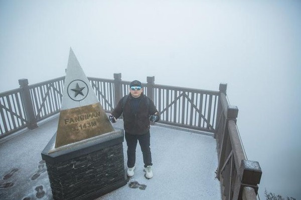 Những ngày cuối năm khi gió lạnh tràn về khắp miền Bắc, người ta lại kháo nhau tới Sa Pa và nhất định phải lên đỉnh Fansipan để trải nghiệm mùa đông thực chất nhất Việt Nam. Fansipan mùa đông hấp dẫn không phải chỉ vì cái rét khiến người ta muốn giấu mình trong hàng chục lớp áo, mà còn bởi khung cảnh chẳng dễ tìm thấy được ở đâu đó khắp Việt Nam, khi giữa đông mà mặt trời vẫn tỏa sáng rực rỡ, bên dưới là biển mây chảy tràn như suối thác hay băng giá đã “dát bạc” cả cánh rừng.