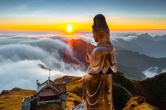 Ở nơi linh khí đất trời hội tụ Fansipan, nay hiện hữu những công trình tâm linh kỳ vĩ, như tạc vào non xanh cả trăm năm trước với nét thanh nghiêm, huyền bí. Bảng lảng trong sương mây huyền hoặc, là những mái chùa cong cong, bảo tháp hùng vĩ, Đại tượng Phật A Di Đà uy nghiêm… Đi dạo trên con đường La Hán trầm mặc dưới bóng đỗ quyên già cả trăm năm, lắng nghe tiếng chuông chùa vang vọng, ngắm vần vũ mây trôi, du khách như được lạc tới cõi tiên. Trong lòng Đại tượng Phật A Di Đà còn lưu giữ xá lợi Phật, được cho là mang đến những màu nhiệm, khiến Sa Pa vùng đất ngủ quên ngày càng trù phú, thịnh vượng. Hàng năm, vào các dịp lễ lớn như đại lễ Phật đản, Tết nguyên đán… hàng triệu Phật tử từ khắp nơi đều đổ về Fansipan để chiêm bái, cầu an. Hơn cả một công trình du lịch, một quần thể kiến trúc văn hóa tâm linh, Fansipan đã trở thành điểm đến của đời người.