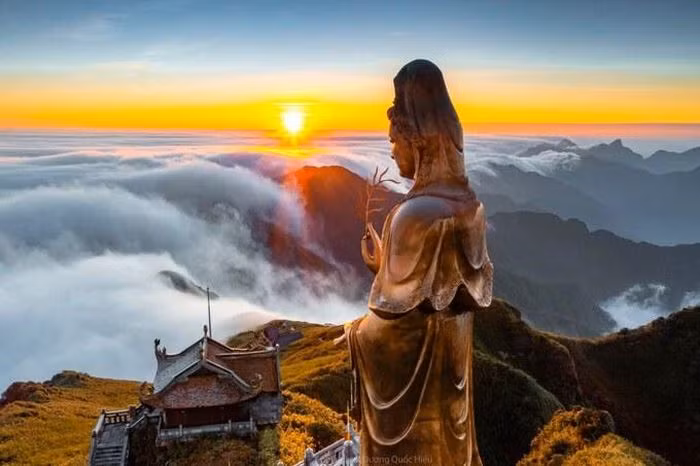 Ở nơi linh khí đất trời hội tụ Fansipan, nay hiện hữu những công trình tâm linh kỳ vĩ, như tạc vào non xanh cả trăm năm trước với nét thanh nghiêm, huyền bí. Bảng lảng trong sương mây huyền hoặc, là những mái chùa cong cong, bảo tháp hùng vĩ, Đại tượng Phật A Di Đà uy nghiêm… Đi dạo trên con đường La Hán trầm mặc dưới bóng đỗ quyên già cả trăm năm, lắng nghe tiếng chuông chùa vang vọng, ngắm vần vũ mây trôi, du khách như được lạc tới cõi tiên. Trong lòng Đại tượng Phật A Di Đà còn lưu giữ xá lợi Phật, được cho là mang đến những màu nhiệm, khiến Sa Pa vùng đất ngủ quên ngày càng trù phú, thịnh vượng. Hàng năm, vào các dịp lễ lớn như đại lễ Phật đản, Tết nguyên đán… hàng triệu Phật tử từ khắp nơi đều đổ về Fansipan để chiêm bái, cầu an. Hơn cả một công trình du lịch, một quần thể kiến trúc văn hóa tâm linh, Fansipan đã trở thành điểm đến của đời người.