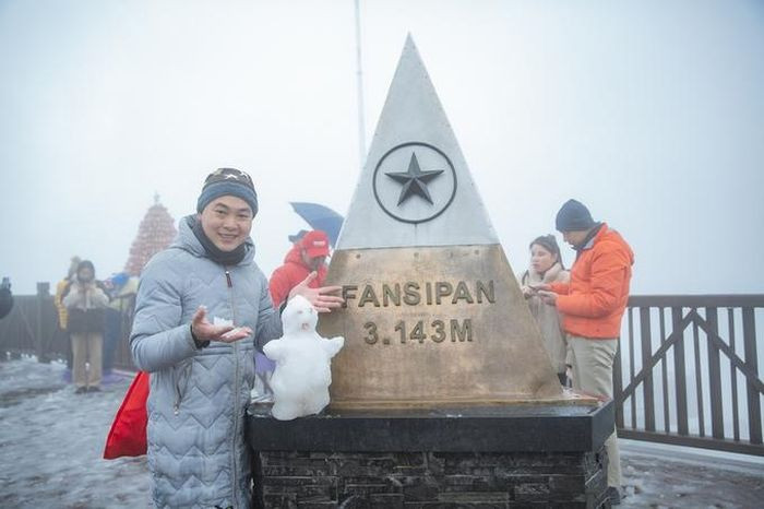Dù nhiệt độ xuống thấp, hơi ẩm làm không gian lạnh buốt, du khách vẫn vô cùng thích thú. Nhiều người khéo léo tạo nên người tuyết đáng yêu cho riêng mình.Anh Đại (Sa Pa, Lào Cai) là một trong những vị khách đầu tiên lên đỉnh Fansipan vào sáng 28/12. Anh cho biết: "Lượng du khách đổ về đây đang ngày càng đông. Khung cảnh rất đẹp dù lạnh sâu, nhiều sương mù". Trước đó vào ngày 17-18/12, Fansipan cũng xuất hiện băng giá. Cỏ cây, hoa lá dường như được “đúc” trong pha lê băng tuyệt đẹp. Nhiều du khách may mắn tới đỉnh Fansipan khi băng giá còn chưa tan, được chứng kiến băng phủ trên những vòm cong của các công trình tâm linh, hay khoảnh khắc những tia nắng đầu ngày rực rỡ tỏa trên biển mây trắng cuồn cuộn chảy đầy huyễn hoặc.