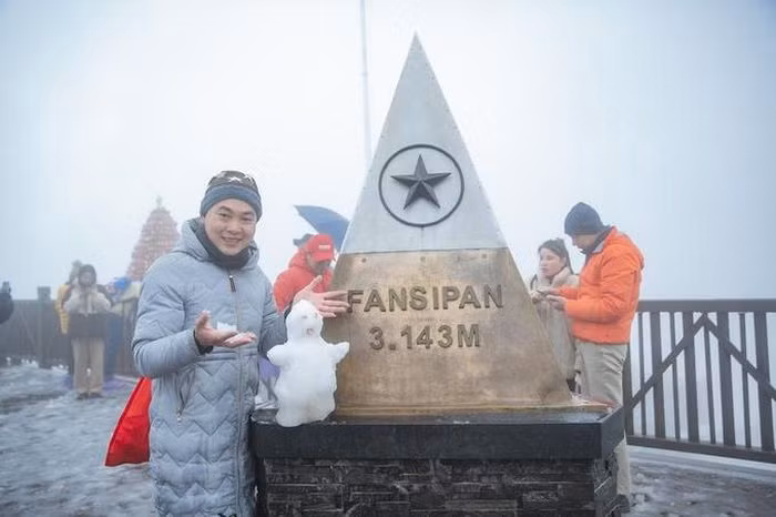 Dù nhiệt độ xuống thấp, hơi ẩm làm không gian lạnh buốt, du khách vẫn vô cùng thích thú. Nhiều người khéo léo tạo nên người tuyết đáng yêu cho riêng mình.Anh Đại (Sa Pa, Lào Cai) là một trong những vị khách đầu tiên lên đỉnh Fansipan vào sáng 28/12. Anh cho biết: "Lượng du khách đổ về đây đang ngày càng đông. Khung cảnh rất đẹp dù lạnh sâu, nhiều sương mù". Trước đó vào ngày 17-18/12, Fansipan cũng xuất hiện băng giá. Cỏ cây, hoa lá dường như được “đúc” trong pha lê băng tuyệt đẹp. Nhiều du khách may mắn tới đỉnh Fansipan khi băng giá còn chưa tan, được chứng kiến băng phủ trên những vòm cong của các công trình tâm linh, hay khoảnh khắc những tia nắng đầu ngày rực rỡ tỏa trên biển mây trắng cuồn cuộn chảy đầy huyễn hoặc.