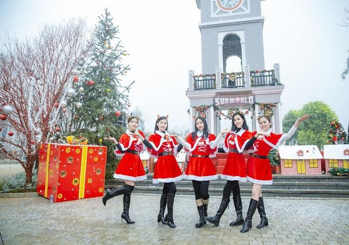 Cùng với dấu ấn về thiên nhiên, tâm linh màu nhiệm, Sun World Fansipan Legend còn níu giữ du khách bởi vô số những sự kiện, lễ hội độc đáo suốt 4 mùa và những sản phẩm du lịch lấy văn hóa làm gốc rễ như Vó ngựa trên mây, show diễn Vũ điệu trên mây, hay Lễ hội hoa hồng, Hội xuân mở cổng trời… Trong khuôn khổ Lễ hội mùa đông, dịp Tết Dương lịch, khu du lịch mang tới không gian “thiên đường” tuyết rơi tựa trời Âu, với điểm phun tuyết nhân tạo tại nhà ga đi cáp treo và đỉnh Fansipan cùng hàng loạt chương trình biểu diễn đặc sắc.Hoa mọc trên đá, mây vấn vương bước chân người và tuyết trắng ngập trắng như miền tiên cảnh, đó là những điều khiến Fansipan cuốn hút đặc biệt mùa đông. “Đừng bỏ lỡ cơ hội bước chân vào chốn bồng lai trên đỉnh trời Fansipan, bởi nơi đây chính là điểm phải đến nhiều lần trong đời”, một du khách yêu mến Sun World Fansipan Legend từng viết trong sách lưu bút của khu du lịch trên đỉnh Fansipan như vậy.