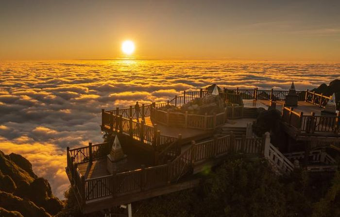 Mùa đông, mây trời ở khắp nơi như ùa về đây, đổ tràn qua dãy Hoàng Liên Sơn vào thung lũng. Từ đỉnh cao nhất Đông Dương, thu vào tầm mắt biển mây tít tắp tới tận chân trời, ẩn hiện màu xanh ngút ngàn của núi rừng Hoàng Liên Sơn, khung cảnh đẹp tựa tranh thủy mặc. Còn nếu vào ngày mây phủ quá đỉnh núi, làn sương trắng như vấn vương lữ khách, Fansipan lúc này khoác lên vẻ tịch mịch, an yên đến lạ.