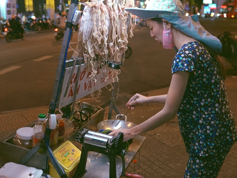 Bên cạnh khách mời là những người nổi tiếng, người có sức ảnh hưởng, Thùy Tiên sẽ “sống trong cuộc đời của người khác” để khám phá nét văn hóa về cuộc sống, ẩm thực và âm nhạc.