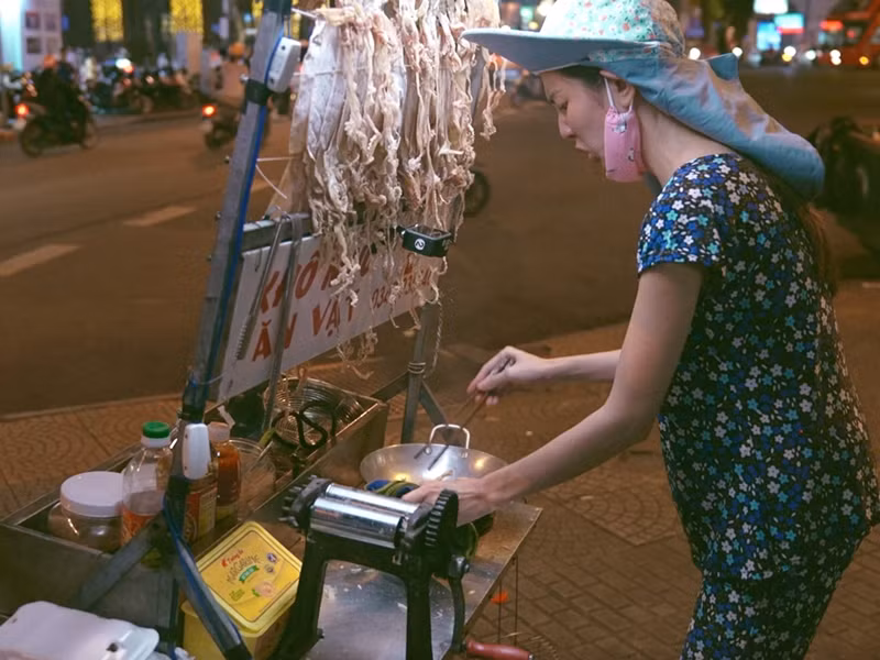 Bên cạnh khách mời là những người nổi tiếng, người có sức ảnh hưởng, Thùy Tiên sẽ “sống trong cuộc đời của người khác” để khám phá nét văn hóa về cuộc sống, ẩm thực và âm nhạc.