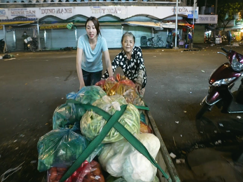 Thùy Tiên không ngại công việc tay chân.